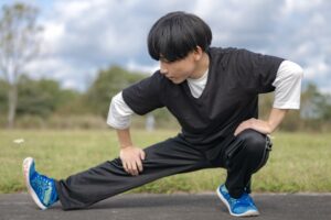 ストレッチをする男性