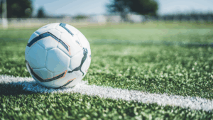 ピッチに落ちているサッカーボール
