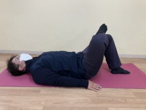 ①仰向けになり、片足の足首を反対の膝に乗せる