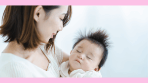 赤ちゃんを抱っこするお母さん
