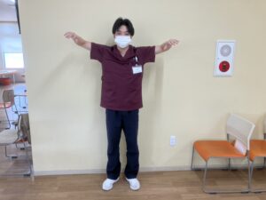 ストレッチをする男性理学療法士