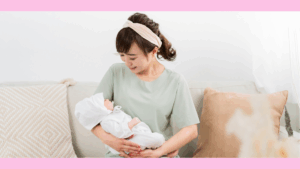 赤ちゃんを抱っこするお母さん