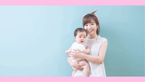 赤ちゃんを抱っこするお母さん