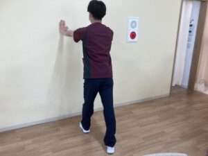 ストレッチをする男性理学療法士