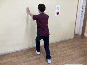 ストレッチをする男性理学療法士