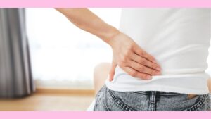腰に手を当てる女性