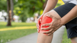 膝をおさえる男性