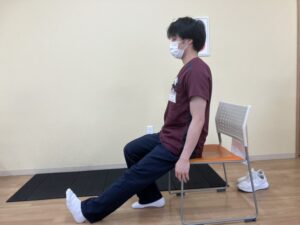 ストレッチをする男性理学療法士