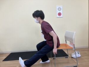 ストレッチをする男性理学療法士