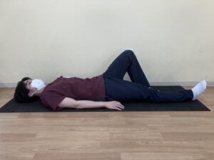 ストレッチをする男性理学療法士