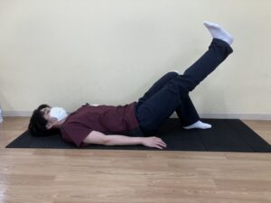 ストレッチをする男性理学療法士