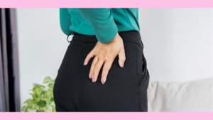 腰を抑える女性