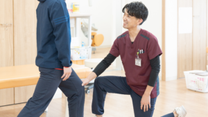 リハビリをする男性理学療法士