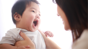 赤ちゃんを抱っこするお母さん