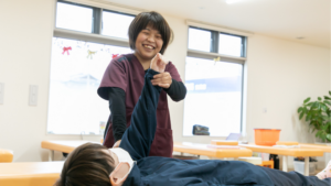 肩のリハビリをする女性作業療法士