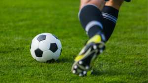 サッカーをする様子