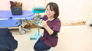 問診する女性スタッフ