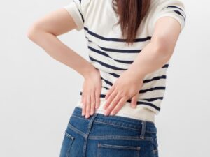腰をおさえる女性