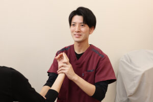 上肢のリハビリをする男性理学療法士