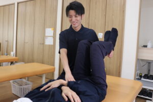 体幹トレーニングを指導する男性理学療法士