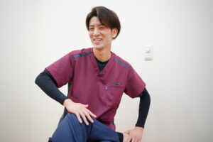 リハビリをする男性理学療法士