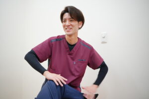 リハビリをする男性理学療法士
