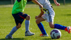サッカーをする二人の子供