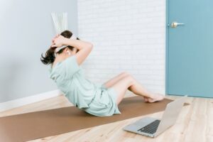 腹筋をする女性
