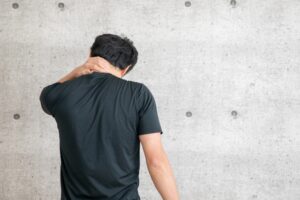 首を抑える男性