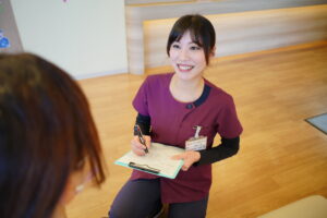 問診をする女性看護師