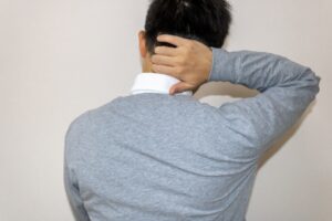 首を抑える男性